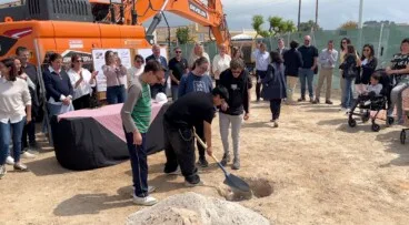 alumnos del cee raquel paya colocan la primera piedra de su nuevo centro
