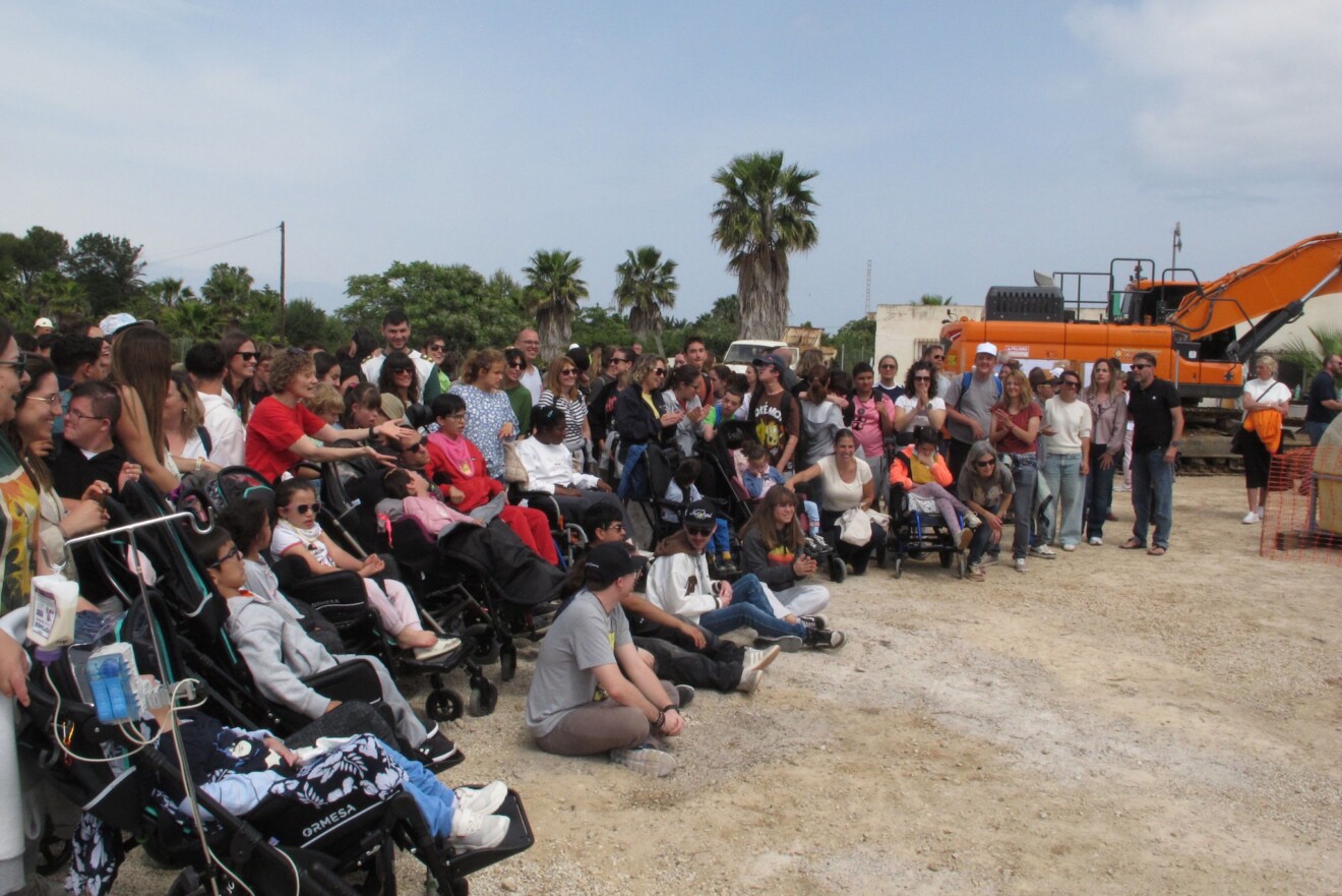 Alumnos, profesores y familias del CEE Raquel Payá durante el acto