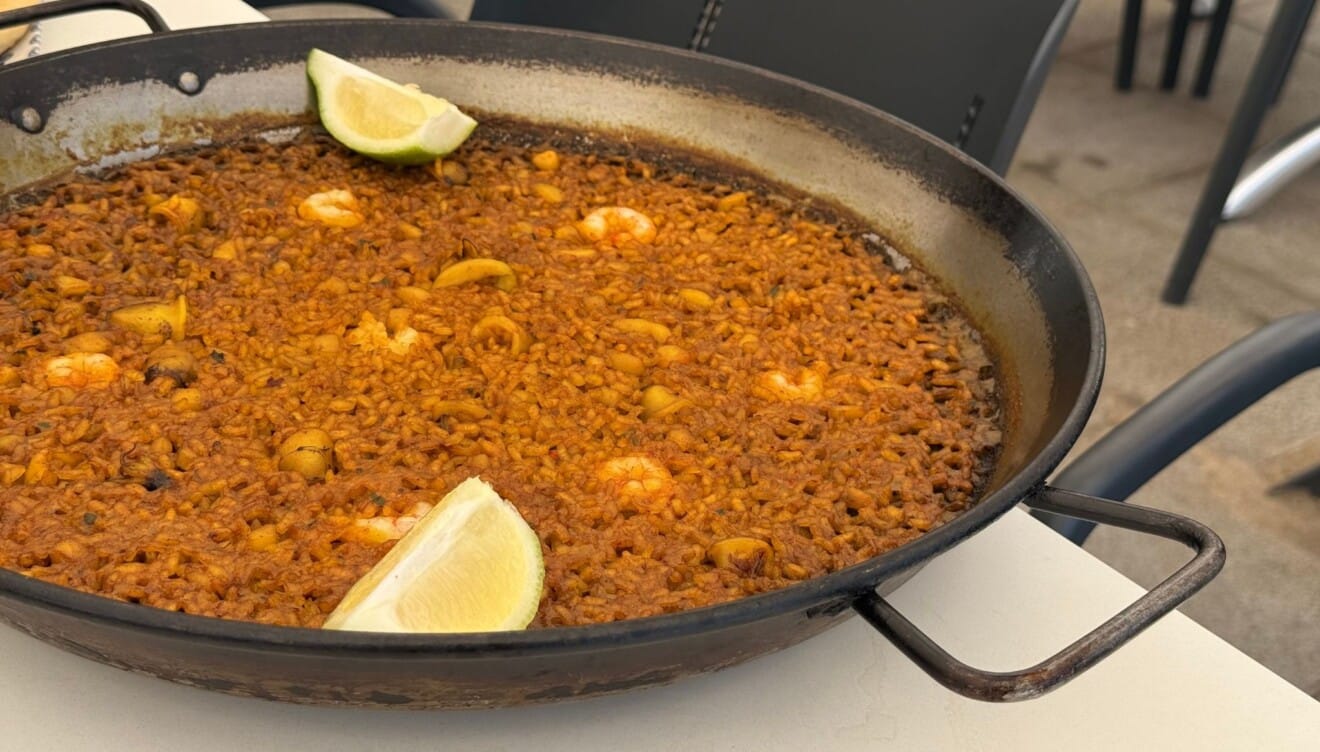 Arroz a banda tradicional cocinado en el Restaurante L’Anfora de Dénia