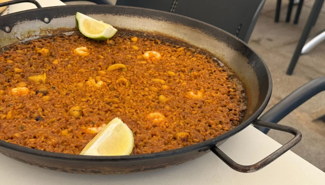Arroz a banda tradicional cocinado en el Restaurante L’Anfora de Dénia