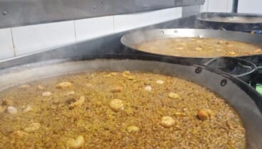 Arroz a banda tradicional servido en el puerto de Dénia
