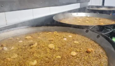 Arroz a banda tradicional servido en el puerto de Dénia
