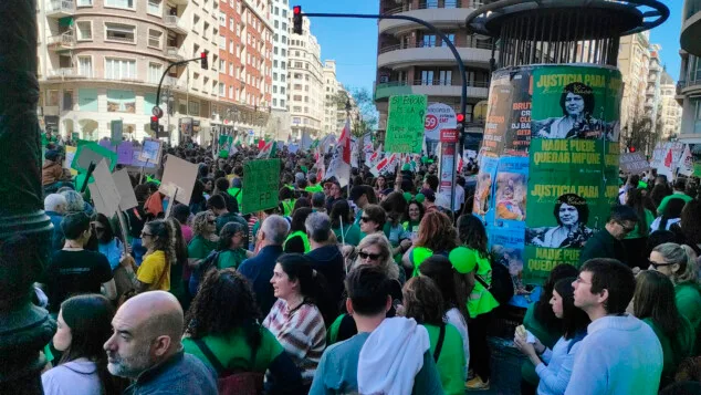 asistentes a la manifestacion durante la huelga educativa del 31 de marzo en valencia