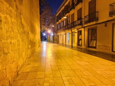 calle de denia vacia en mitad de la noche