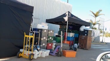 carpas logisticas y utensilios de cocina preparados en el exterior del restaurante para dar soporte al equipo del programa de rtve