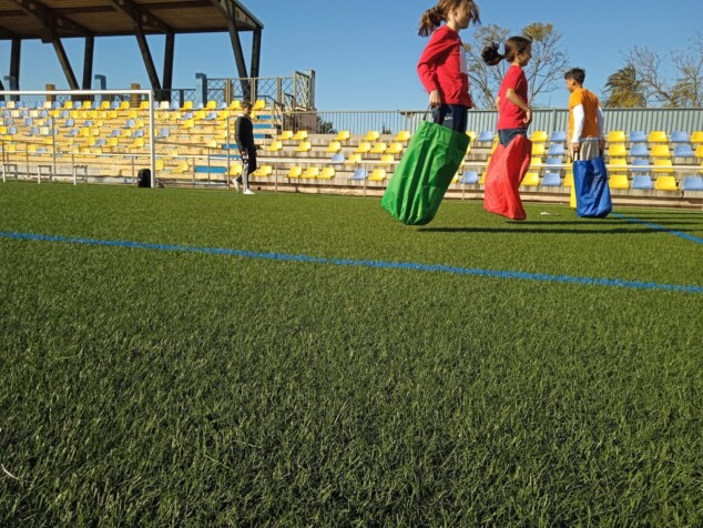 El buen trato se entrena: la infancia de Dénia fomenta valores desde el deporte local 1 Imagen: Carreras de sacos durante el Dia de l'Esport de Dénia