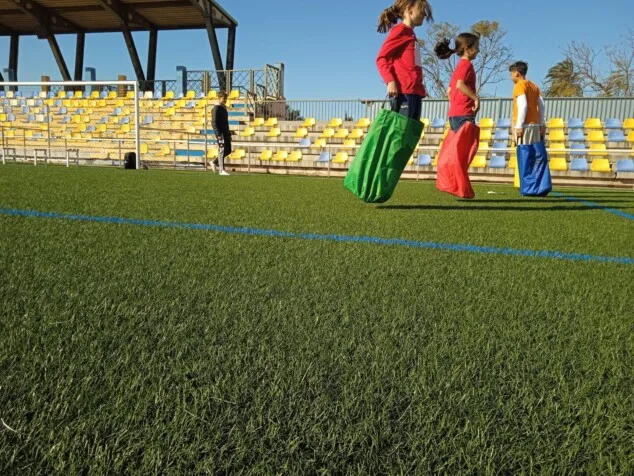 carreras de sacos durante el dia de lesport de denia