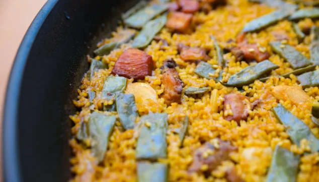 Invitados felices, anfitrión tranquilo: la nueva forma de servir paella en casa 13 comer paella en denia png