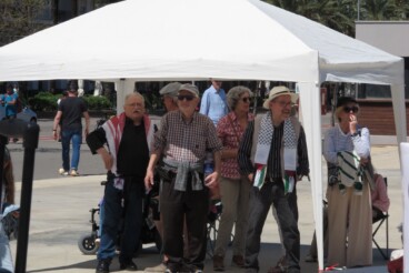 Vecinos de la Marina Alta congregados durante el acto organizado por el Moviment per la Pau