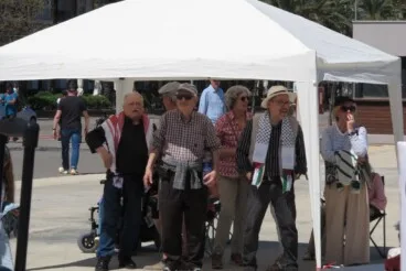 Vecinos de la Marina Alta congregados durante el acto organizado por el Moviment per la Pau