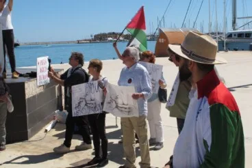 Concentración por la paz en el puerto de Dénia 8