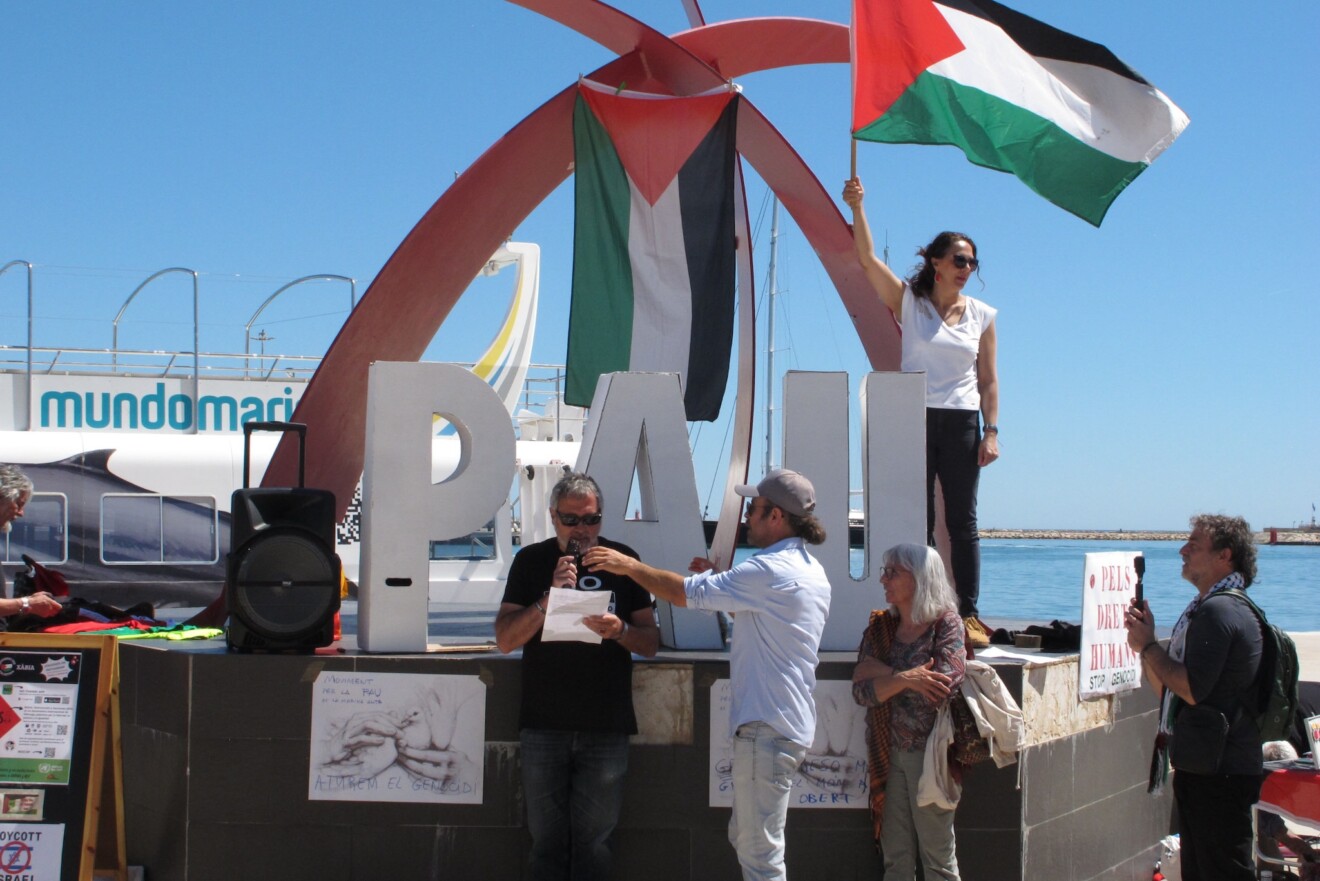 Concentración por la paz en el puerto de Dénia 9