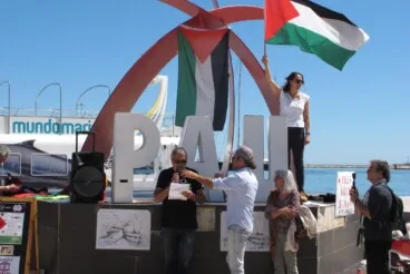 Concentración por la paz en el puerto de Dénia 9