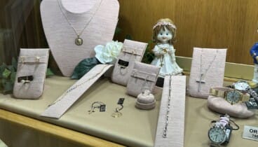 Conjuntos de comunión para niña con medallas y cruces de oro con acabados únicos