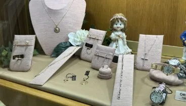 Conjuntos de comunión para niña con medallas y cruces de oro con acabados únicos