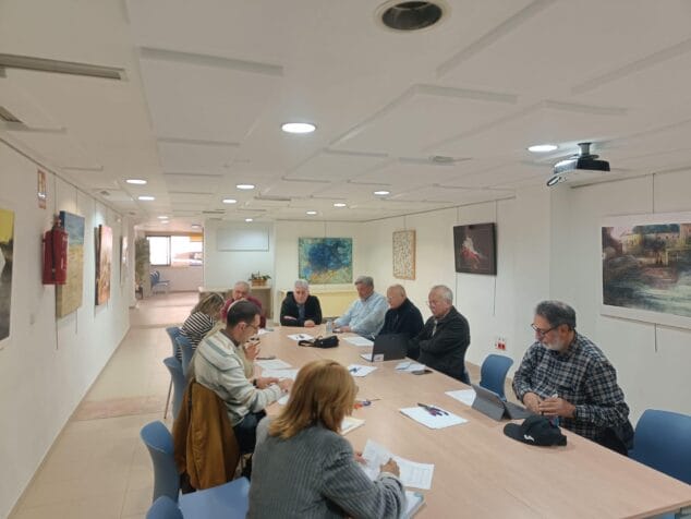 Imagen: Miembros del Consejo de Participación Vecinal de Dénia reunidos alrededor de una mesa.