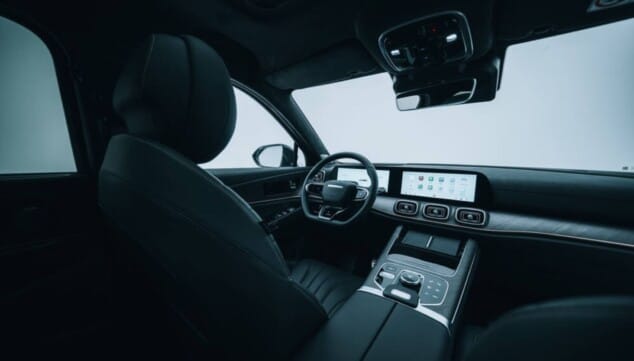 JAECOO 8 SHS en España: ¿El mejor SUV de 7 plazas con etiqueta CERO? 25 consola central y salpicadero tecnologico del jaecoo 8 shs en la exposicion de moll motor gandia y denia