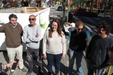 Contenedores de poda en Dénia transformados en arte urbano por muralistas locales (1)