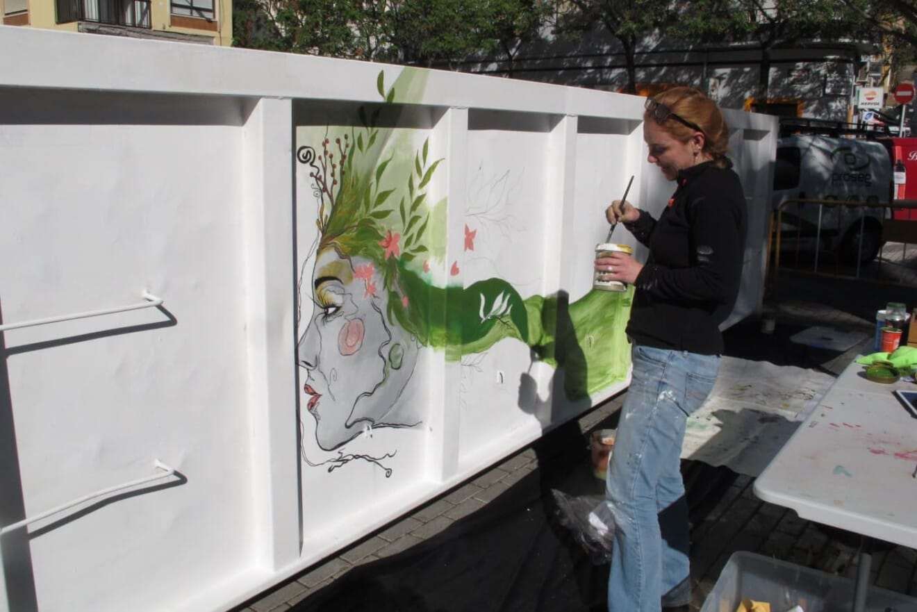 Pflanzkübel in Denia wurden von lokalen Wandmalern in urbane Kunst verwandelt 10