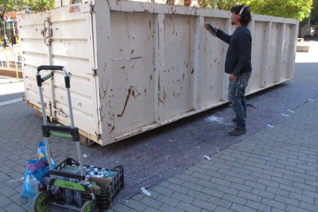 Una propuesta vecinal lleva el arte urbano a los contenedores de poda de Dénia 3 contenedores de poda en denia transformados en arte urbano por muralistas locales 11