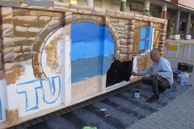 Una propuesta vecinal lleva el arte urbano a los contenedores de poda de Dénia 2 contenedores de poda en denia transformados en arte urbano por muralistas locales 12