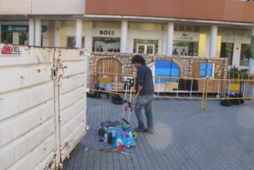 Contenedores de poda en Dénia transformados en arte urbano por muralistas locales (3)