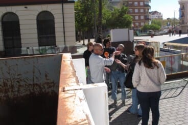 Contenedores de poda en Dénia transformados en arte urbano por muralistas locales (7)