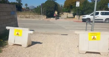 Barreras con carteles amarillos informan sobre el corte de la Vía Verde por obras de pavimentación en abril.