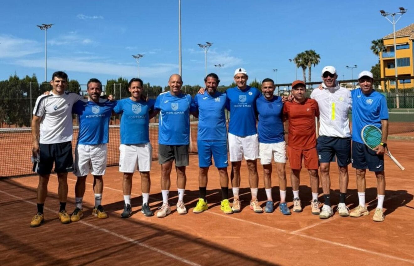 Jugadores del partido de veteranos entre C.T. Dénia y C.A. Montemar