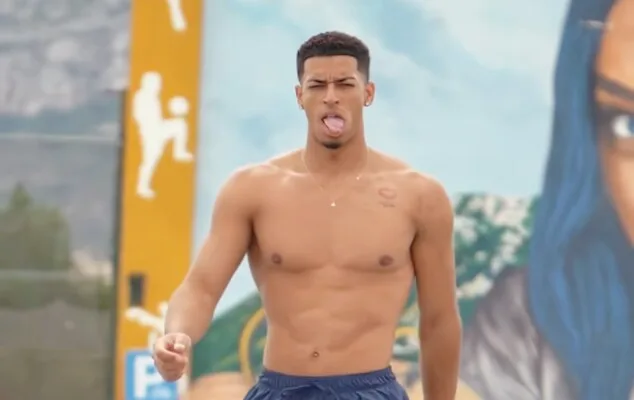 Dani Castilla elige las pistas de Dénia para su entrenamiento más salvaje en TikTok 1 Imagen: Dani Castilla durante su entrenamiento en Dénia con el mural de Tardor al fondo