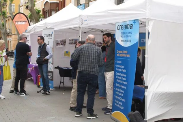Dénia saca la Fira de l’Estudiantat 2026 a la calle por primera vez 7 Personas visitando el stand de CREAMA en la Fira de l'Estudiantat de Dénia.