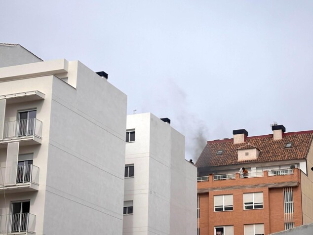 Incendio en el centro de Dénia: Las llamas afectan a una vivienda de gran altura en el barrio Saladar 9 densa columna de humo negro saliendo de la ultima planta del edificio afectado en el carrer benissa en el barrio saladar de denia