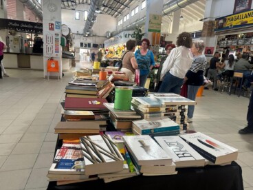 Detalle de los libros y las huchas destinadas a recaudar fondos para la investigación del cáncer infantil