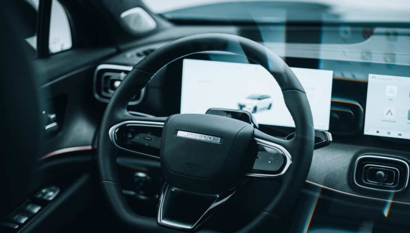 Detalle del volante multifunción ergonómico con controles inteligentes del JAECOO 8 SHS en Moll Motor