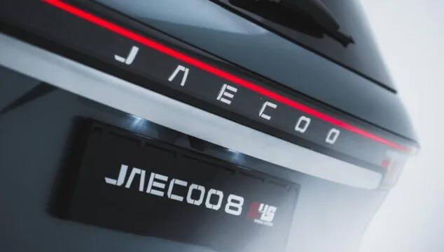 diseno robusto y elegante de la parte posterior del jaecoo 8 shs con opticas led de ultima generacion