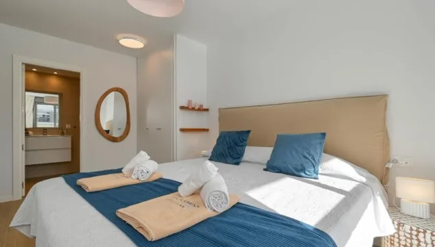 Marina Real III: comodidad moderna junto al puerto de Denia 9 dormitorios disenados para el descanso