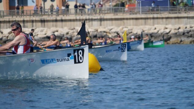Imagen: Remeros en un Llaüt Mediterráneo con el dorsal 18 y el texto 'LIGA SUMA' durante una regata