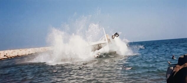 Imagen: El agua de la Marineta Cassiana engulle al vehículo en el punto álgido del rodaje de 1988 | Publicada originalmente en Canfali Marina Alta
