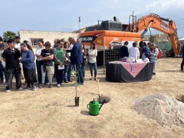 El alcalde, Vicent Grimalt, junto al alumno que le mensajeaba diariamente para conocer la fecha de inicio de obras