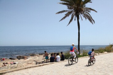 el calor empuja a los vecinos de denia a la playa 11