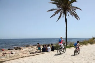 el calor empuja a los vecinos de denia a la playa 11