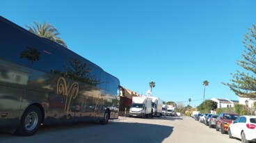 El gran despliegue técnico y los vehículos de la productora estacionados en las inmediaciones del establecimiento durante las jornadas de grabación en la Marina Alta