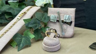 El pasador de corbata para hombre que aporta comodidad y distinción en el altar