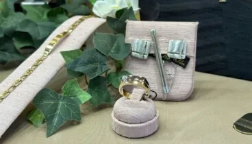 El pasador de corbata para hombre que aporta comodidad y distinción en el altar