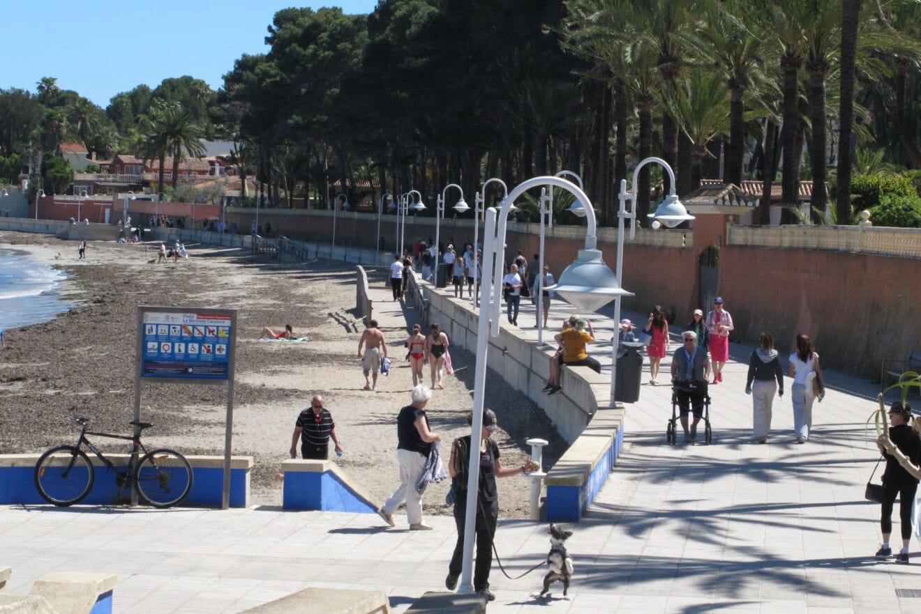El paseo de la Marineta Cassiana registra un tránsito constante de personas que optan por caminar ante la imposibilidad de bañarse