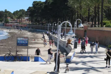 El paseo de la Marineta Cassiana registra un tránsito constante de personas que optan por caminar ante la imposibilidad de bañarse