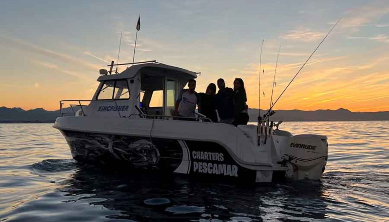 Embarcación fondeada para hacer snorkel en calas vírgenes