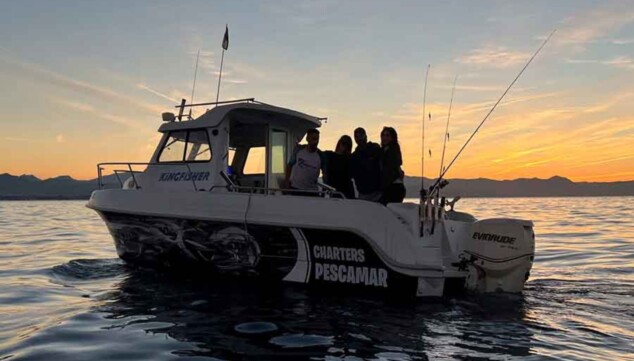 Imagen: Embarcación fondeada para hacer snorkel en calas vírgenes
