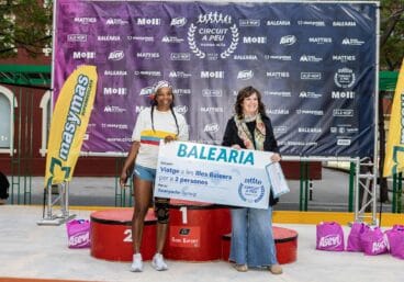 Entrega del premio Fundació Baleària a Tania Belalcazar en la Volta a Peu a Dénia