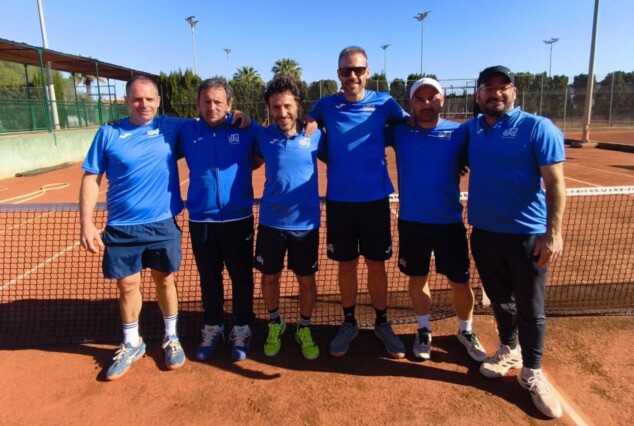 Imagen: Los seis integrantes del equipo masculino de Veteranos +40A del Club de Tenis Dénia posando juntos en una pista de tenis.